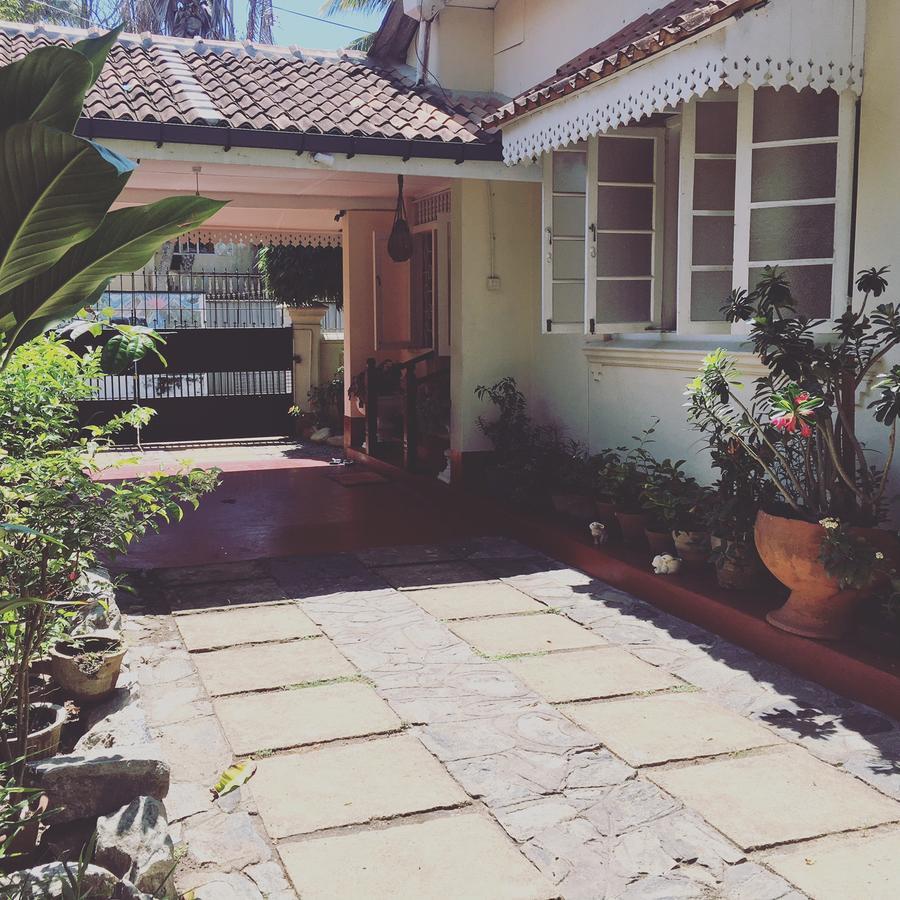 Charming Homestay By The Beach Dehiwala-Mount Lavinia Bagian luar foto
