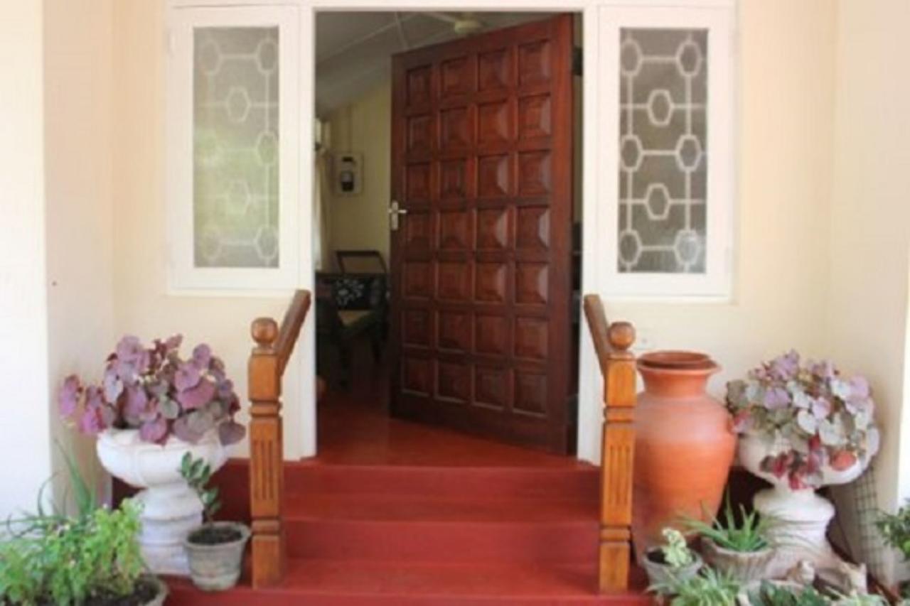 Charming Homestay By The Beach Dehiwala-Mount Lavinia Bagian luar foto