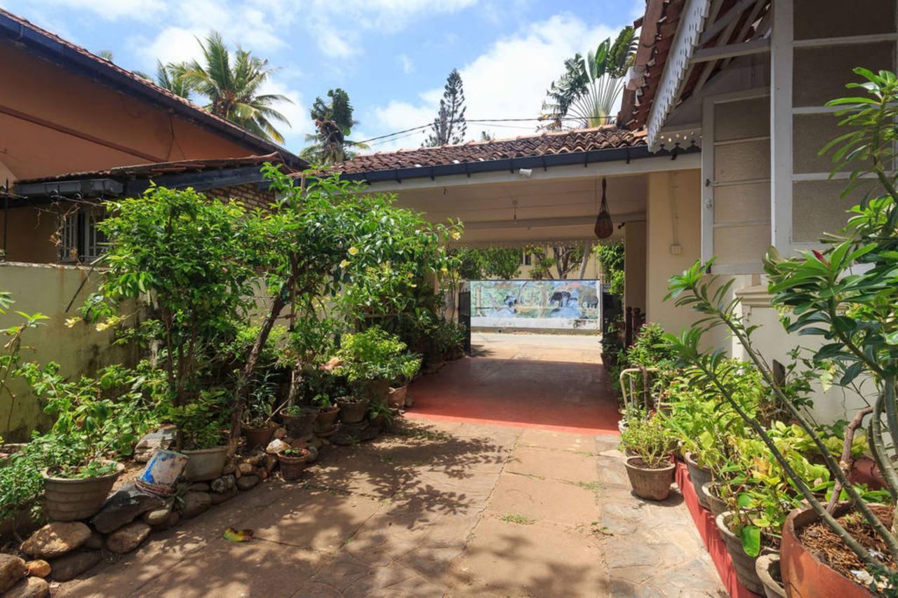 Charming Homestay By The Beach Dehiwala-Mount Lavinia Bagian luar foto