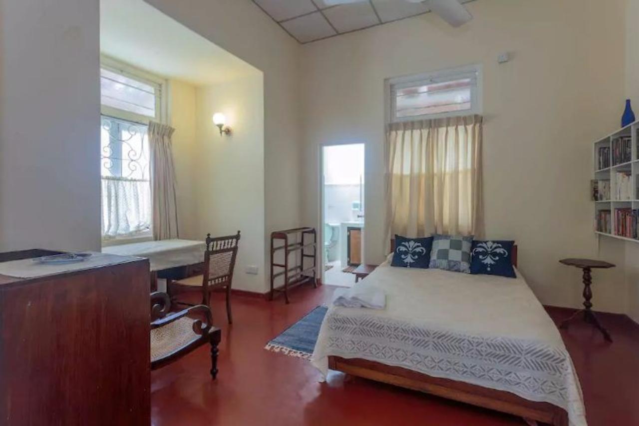 Charming Homestay By The Beach Dehiwala-Mount Lavinia Bagian luar foto