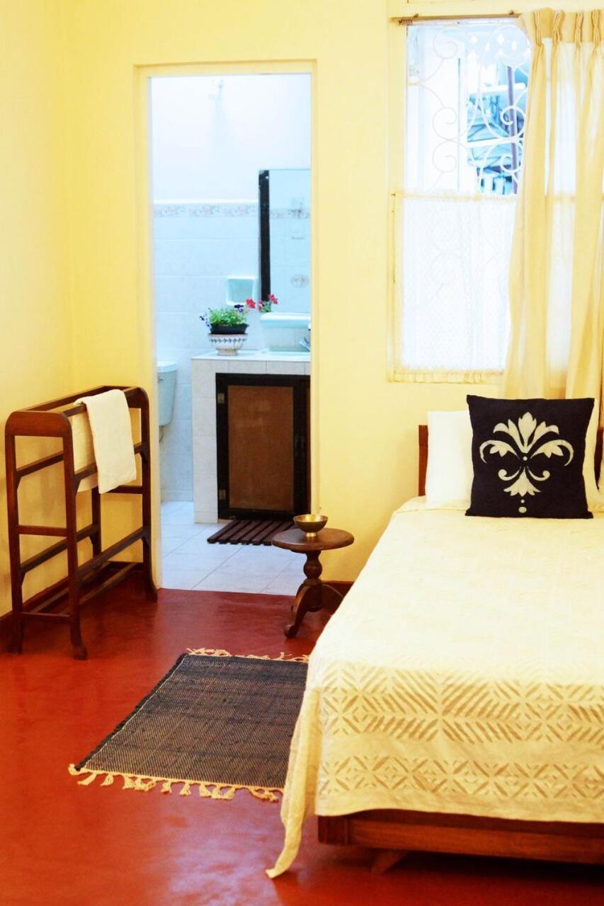 Charming Homestay By The Beach Dehiwala-Mount Lavinia Bagian luar foto