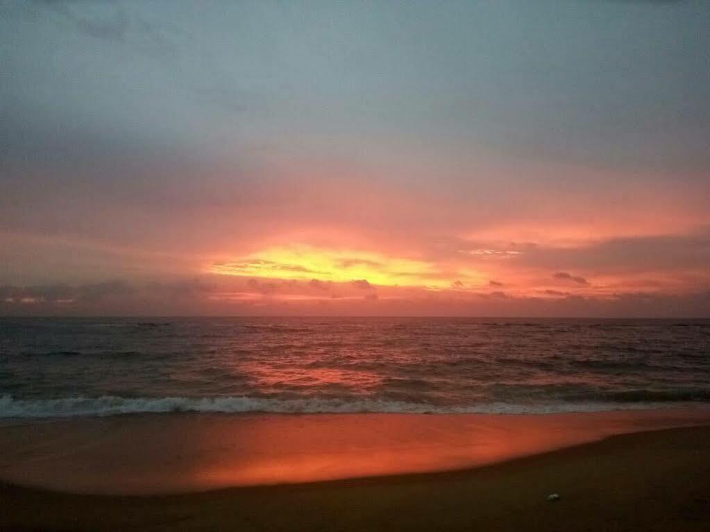 Charming Homestay By The Beach Dehiwala-Mount Lavinia Bagian luar foto